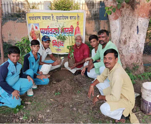 राष्ट्रीय हाथकरघा दिवस पर पर्यावरण भारती द्वारा वृक्षारोपण का आयोजन